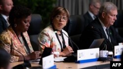 Menteri Pertanian AS Tom Vilsack (kanan) dan Presiden mendengarkan Direktur Eksekutif Sekretariat APEC Dokter Rebecca Fatima Sta Maria (tengah) berbicara selama Pertemuan tingkat Menteri APEC di Seattle, AS (3/8). 