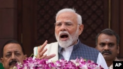 印度总理莫迪领导的印度人民党公开指控由美国国务院资助团体，试图破坏印度的稳定。(美联社：2024年11月25日)