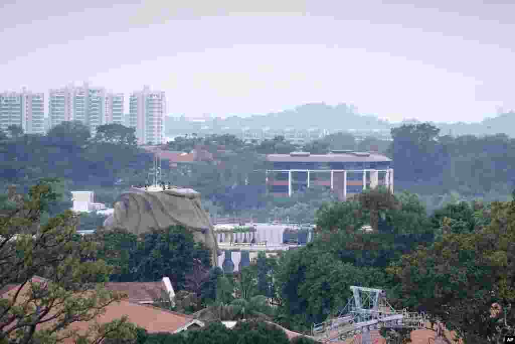 嘉佩乐酒店外景。该酒店所在的两座建筑建造于十九世纪80年代,作为当时英国殖民者在当地的海防基地。其中的军事食堂是提供军官及家人用餐和休闲娱乐的场所。每年圣诞节更会有派对在此举行。1958年,驻扎此地的新加坡第一炮兵团解散后,两座建筑被保存至今。 