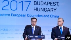 Premijer Kine Li Kećijang na šestom samitu Kine i zemalja centralne i istočne Evrope u Budimpešti sa premijerom Mađarske Viktorom Orbanom, 27. novembar 2017.