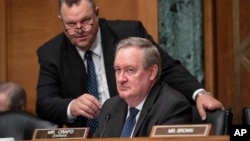 资料照：美国国会参议院银行委员会主席克拉珀（Mike Crapo）