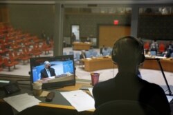 Ambasador Avganistana Gulam Isakzai na monitoru u prevodilačkoj kabini za vreme vanredne sednice Saveta bezbednosti UN, 16. avgusta 2021. (Foto: Reuters)