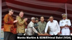 Menko Maritim dan SDM Rizal Ramli (tiga dari kanan) bersama Menhan RI Ryamizard Ryacudu (dua dari kanan) dan Menhan Filipina Voltare Gazmin (tiga dari kiri) menekan tombol peluncuran dua kapal perang.  (Courtesy : Menko Maritim & SDM/Efrimal Bahri) 