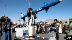 资料照片：胡塞武装的支持者在也门首都萨那集会，抗击美国打击也门境内的胡塞武装目标，并反对以色列在加沙的战争。(2024年2月23日)