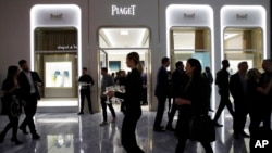 资料照片：纽约市消费者光顾新开的商业购物区。(2019年3月14日)