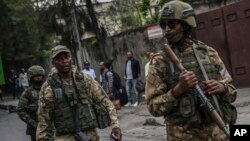 Molobeli ya basoda ya batomboki ba M23, major Willy Ngoma (C) na Goma, 29 sanza ya yambo 2025. (AP Photo/Moses Sawasawa)