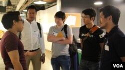  សហគ្រិន​កម្ពុជា​ដែល​ចូលរួម​ក្នុង​កម្មវិធី International Visitor Leadership Program (IVLP) ទៅ​ទស្សនកិច្ច​នៅ​ឯ​ទីស្នាក់ការ​ក្រុមហ៊ុន Instacart នៅ​ក្នុង​ទីក្រុង San Francisco។ (ស្រេង លក្ខិណា/VOA) 