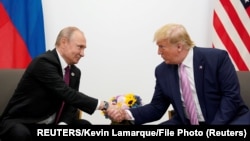 Vladimir Putin i Donald Tramp tokom susreta na Samitu G20 u Osaki; arhivska fotografija (Foto: REUTERS/Kevin Lamarque/File Photo)