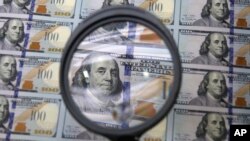 ARHIVA - Neisečene novčanice od 100 dolara se pregledaju za vreme procesa štampanja u američkoj kovnici novca u Fot Vortu u Teksasu, 24. septembra 2013. 