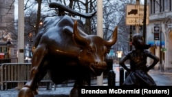 相互面对的纽约华尔街女孩与金牛