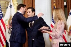 마르코 루비오 신임 국무장관이 2025년 1월 21일 미국 워싱턴 아이젠하워 정부청사에서 JD 밴스 미국 부통령 앞에서 국무장관 취임 선서를 한 후 축하를 받고 있다.