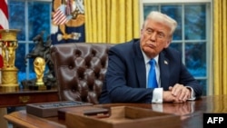 2025年2月11日，美国总统唐纳德·特朗普坐在华盛顿白宫椭圆形办公室。