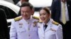 Mantan PM Thailand Thaksin Shinawatra dan putrinya, PM terpilih Paetongtarn Shinawatra, tiba untuk upacara pelantikan di Bangkok, 18 Agustus 2024. (Foto: AP)