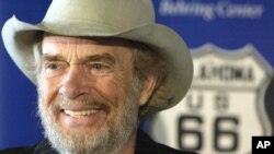 Merle Haggard dalam konferensi pers di Museum Nasional Sejarah Amerika Smithsonian di Washington, tempat ia menyumbangkan sejumlah barang. (Foto: Dok)