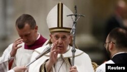 Papa Franja za vreme večernje službe u Rimu, 25. januara 2023. 