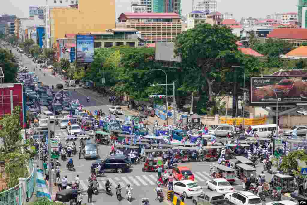 ទិដ្ឋភាព​ទូទៅ​ថ្ងៃ​ដំបូងនៃ​​យុទ្ធនាការ​ឃោសនា​រក​សំលេង​​ឆ្នោត​របស់​គណបក្សសង្គ្រោះ​ជាតិ​ ​ដែលមាន​សកម្មជន​ និង​អ្នកគាំទ្រ​​ជា​ច្រើន​ពាន់នាក់​ចូលរួម នៅរាជ​ធានីភ្នំពេញ​ ថ្ងៃទី​ ២០​ ខែ​ឧសភា​ ឆ្នាំ២០១៧។ (ខាន់​ សុគុំ​មនោ​/ VOA)
