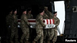 Dopremanje tela poginulih američkih vojnika u vojnu bazu Dover, 2. februara 2024. (REUTERS/Michael A. McCoy)