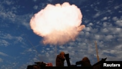 Tentara Israel menembakkan mortir di perbatasan dengan Gaza tengah, Israel 22 Januari 2024. (Foto: REUTERS/Amir Cohen)