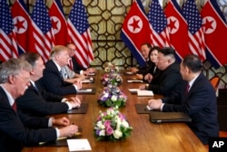 2020년 2월 베트남 하노이에서 도널드 트럼프 미국 대통령과 김정은 북한 국무위원장의 2차 정상회담이 열렸다.