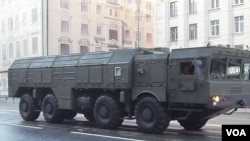 2014年4月29日莫斯科红场阅兵彩排中莫斯科街头的伊斯康德尔-M导弹(美国之音白桦拍摄）