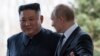 Presiden Rusia Vladimir Putin, kanan, menyambut pemimpin Korea Utara Kim Jong Un dalam pembicaraan mereka di Vladivostok, Rusia, Kamis, 25 April 2019. (Foto: AP)