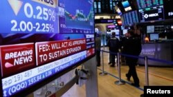 Bursa saham New York Stock Exchange (NYSE) di kota New York, AS. 