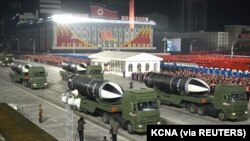 지난 1월 평양김일성광장에서 열린 열병식에 잠수함발사탄도미사일로 보이는 무기가 등장했다.