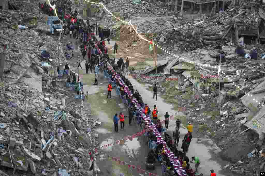 د غزې په جنوب رفح ښار کې د فلسطیني بیځایه شوو کسانو روژه ماتی