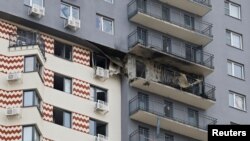 2025년 3월 11일 러시아 모스크바 지역 비드노예에 우크라이나 군의 드론 공격으로 손상된 아파트 외벽 모습.