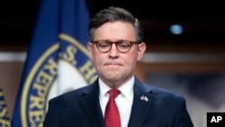 众议院议长迈克·约翰逊2023年11月14日在国会大厦对一项政府拨款持续决议进行关键投票前与记者会面。