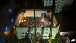 在新华社发布的这张照片中，救援人员在中国东北黑龙江省齐齐哈尔市一所中学体育馆屋顶坍塌现场进行搜救。（2023 年 7 月 24 日）