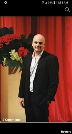 马克·斯威丹的母亲凯瑟琳·斯威丹提供的日期不明的照片显示马克·斯威丹在拉斯维加斯留影。