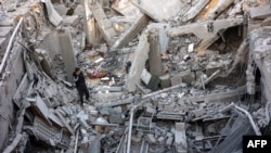 Seorang pria tampak memeriksa rumah yang hancur akibat serangan Israel ke wilayah al-Daraj di Kota Gaza, pada 19 Desember 2024. (Foto: AFP/Omar Al-Qattaa)