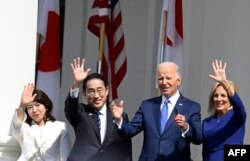 Perdana Menteri Jepang Fumio Kishida, Presiden AS Joe Biden didampingi ibu negara melambaikan tangan dari Balkon Truman selama Upacara Kedatangan Resmi di Gedung Putih di Washington, D.C., AS, pada 10 April 2024. (Foto: AFP)
