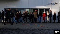 Birači ispred glasačkog mesta u Beogradu, 17. decembra 2023. (Foto: AFP/Andrej Isaković)