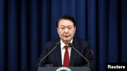 3일 윤석열 한국 대통령이 용산 대통령 청사에서 비상계엄을 선포하고 있다.