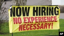 ILUSTRACIJA - Poslodavci žale se na nedostatak radne snage – uglavnom u uslužnim slabije plaćenim delatnostima poput ugostiteljstva i trgovanja. (Foto: AP/Rogelio V. Solis)