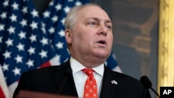 Pemimpin Mayoritas DPR Steve Scalise berbicara dalam konferensi pers bersama anggota-anggota Republik dan keluarga para sandera yang ditahan di Gaza di Capitol di Washington pada 7 November 2023.