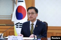 27일 서울 정부청사에서 최상목 대통령 권한대행 부총리 겸 기획재정부 장관이 국가 안보 위원회를 주재하고 있다.