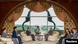 中国外交部长王毅2018年8月1日在马来西亚的普特拉贾亚会见马来西亚总理马哈蒂尔。