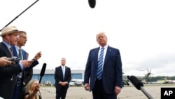 美国总统特朗普2019年8月13日在新泽西州一处机场内与媒体记者交谈。