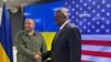 Міністр оборони України Рустем Умєров вітає міністра оборони США Ллойда Остіна перед переговорами в Києві 20 листопада 2023. W.G. DUNLOP / POOL / AFP
