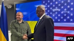 Міністр оборони України Рустем Умєров вітає міністра оборони США Ллойда Остіна перед переговорами в Києві 20 листопада 2023. W.G. DUNLOP / POOL / AFP