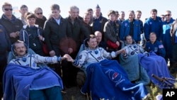 Trojica astronauta kratko vreme po spuštanju na zemlju, u Kazahstanu