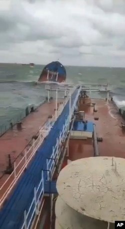 Sebuah kapal tanker Volgoneft-212 hancur akibat badai di Selat Kerch, Rusia, Minggu, 15 Desember 2024. (Foto: via AP)