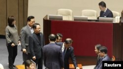 South Korean National Assembly to vote on President Yoon’s impeachment motionAnggota parlemen mengantre untuk memberikan suara mereka pada usulan pemakzulan terhadap Presiden Yoon Suk Yeol di Majelis Nasional di Seoul, Korea Selatan, 7 Desember 2024. (Foto: via Reuters)