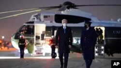 Presiden Joe Biden berjalan ke pesawat kepresidenan Air Force One di Pangkalan Angkatan Udara Andrews, untuk menuju ke Camp David, 12 Februari 2021.