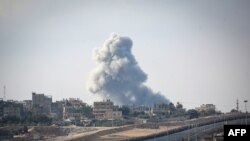 Asap mengepul dari bangunan selama serangan udara Israel di Rafah timur di Jalur Gaza selatan pada 13 Mei 2024. MER-C sedang mempertimbangkan memindahkan posisi 12 relawan Indonesia ke lokasi yang lebih aman seiring memburuknya situasi di sana.