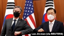 美国国务卿布林肯在首尔与韩国外长郑义溶会晤。（2021年3月17日）