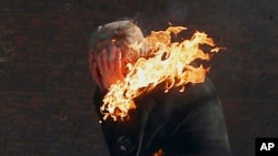 ARHIVA - Učesnik protesta u plamenu (Foto: AP/Efrem Lukatsky)